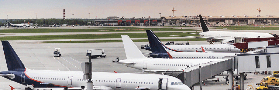 IHR AUTO: IMMER JUST IN TIME AM TERMINAL.||Auch wenn sich Ihr Flug verspätet: Ihr Auto kommt immer pünktlich.